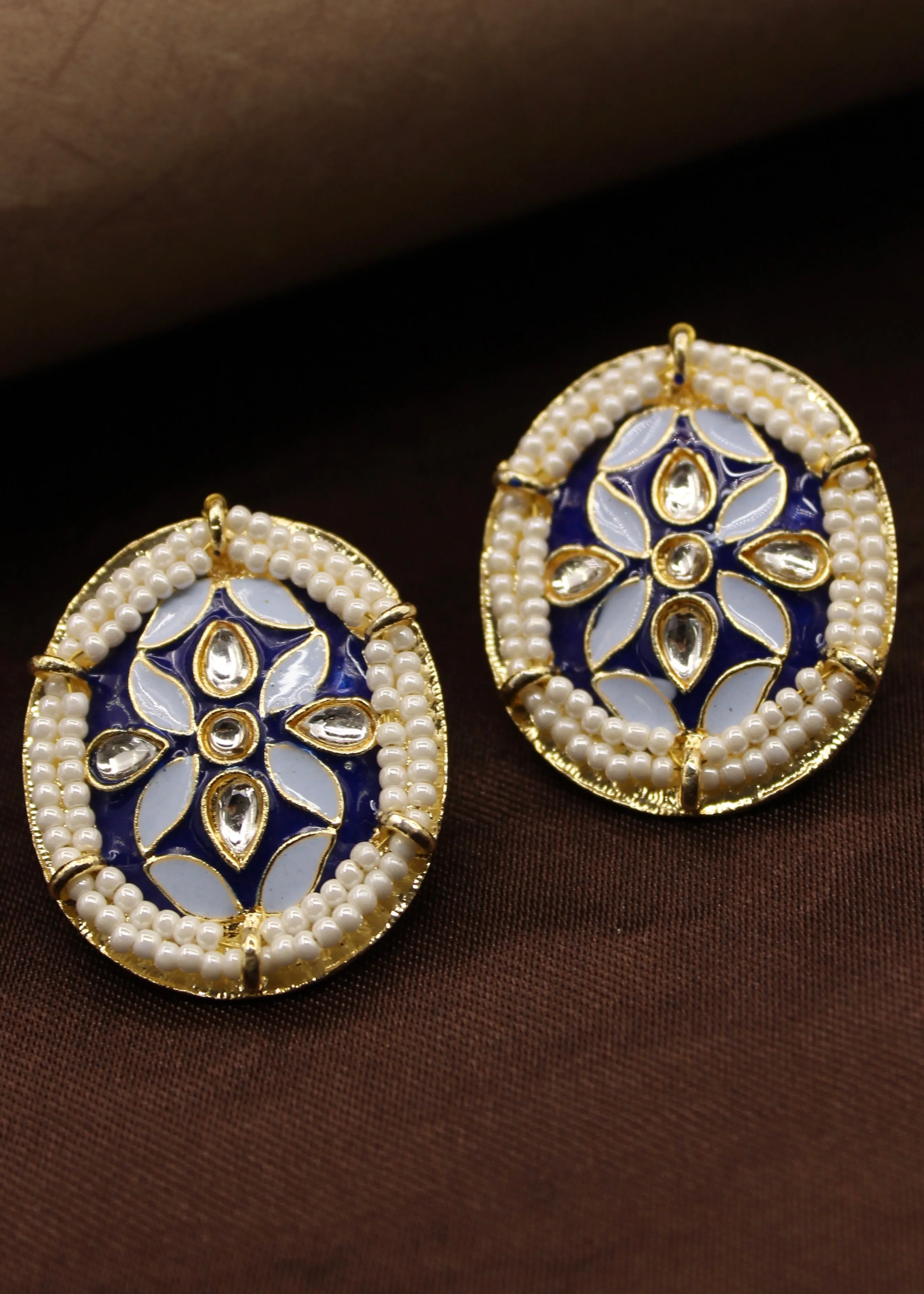 APPEALING OVAL SHAPE EARRINGS