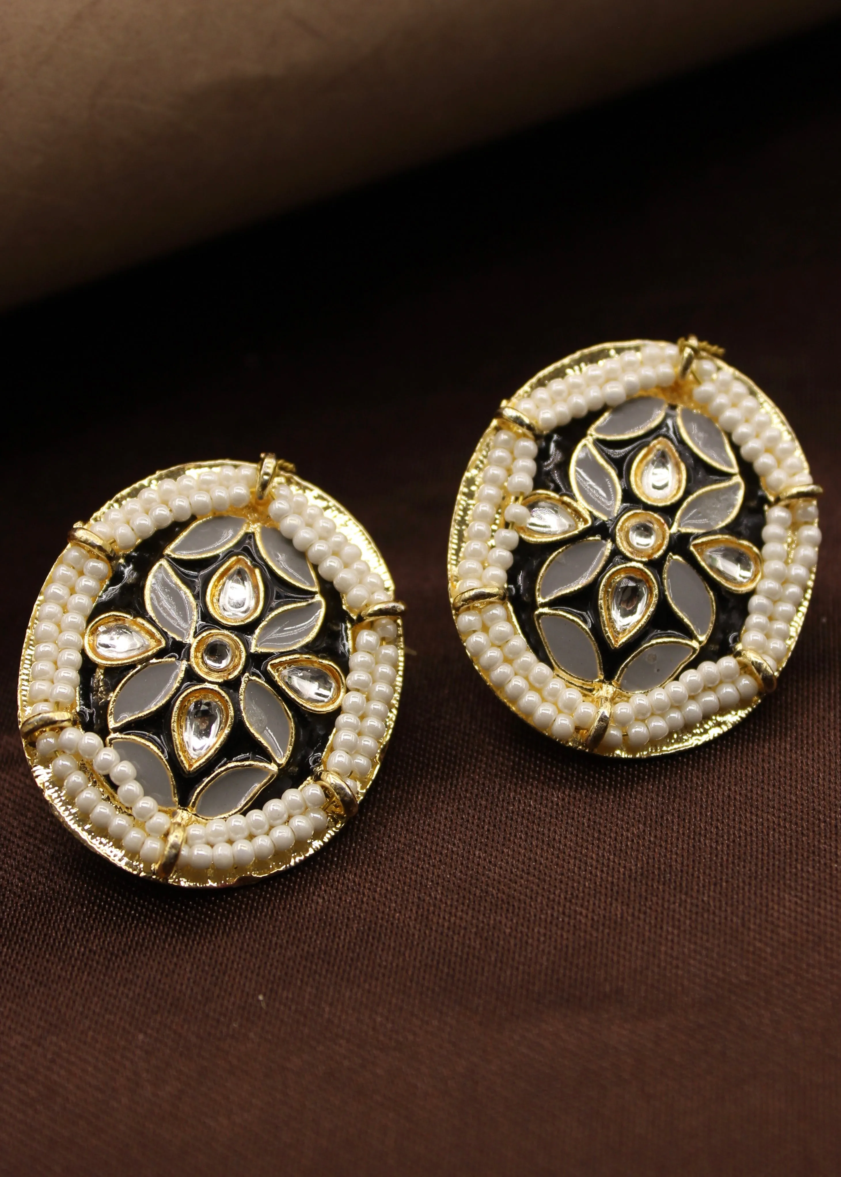 APPEALING OVAL SHAPE EARRINGS