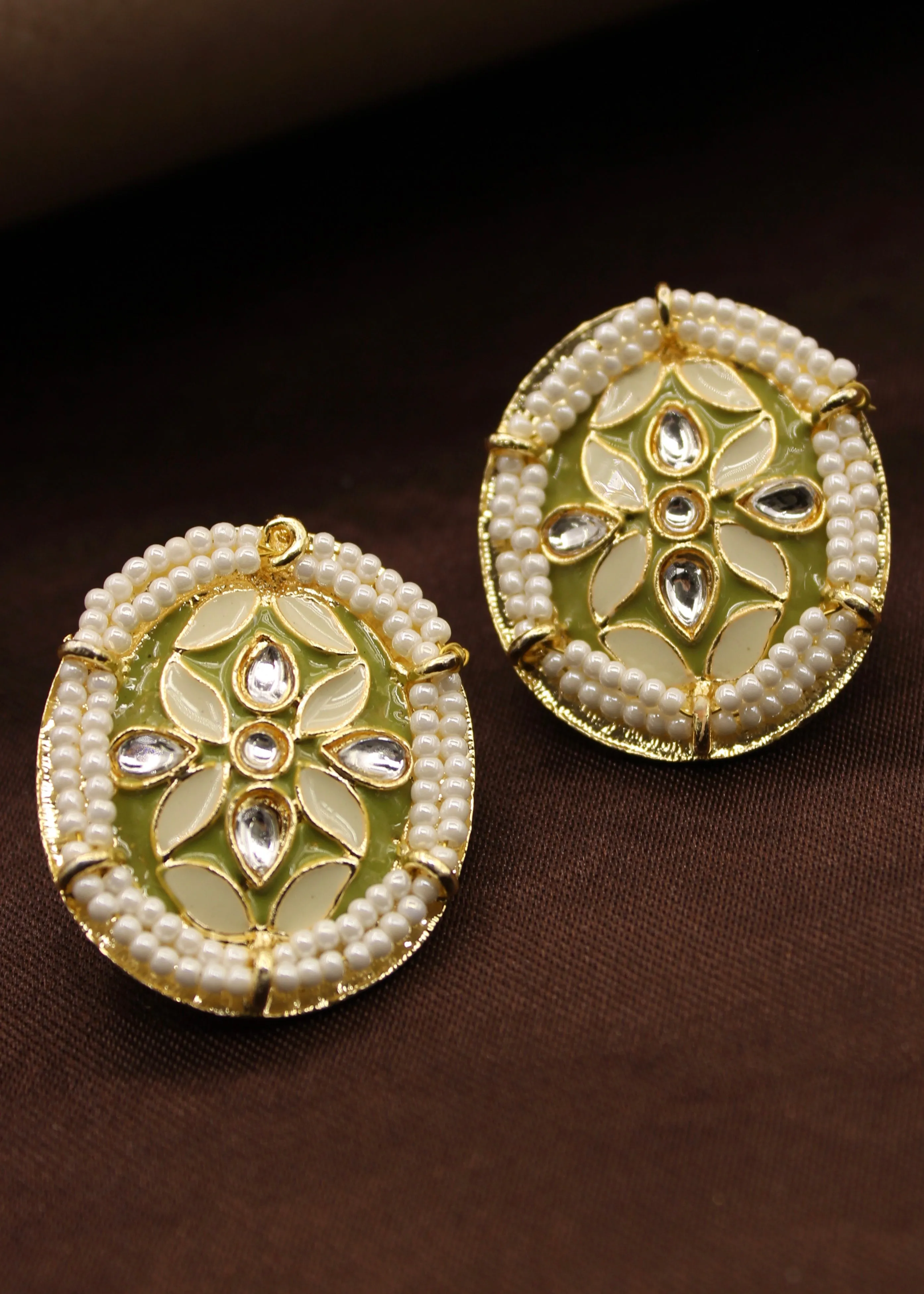 APPEALING OVAL SHAPE EARRINGS