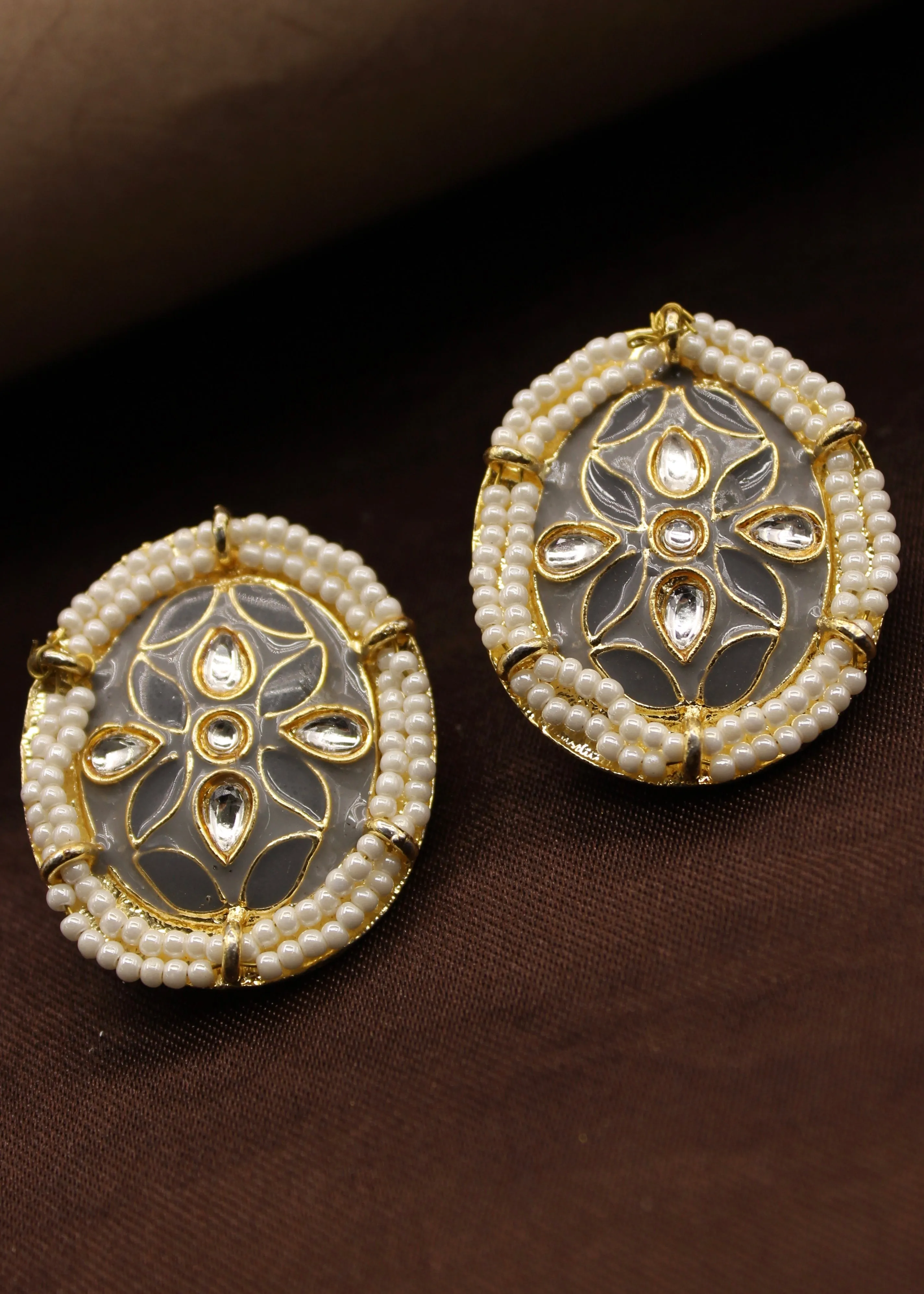 APPEALING OVAL SHAPE EARRINGS