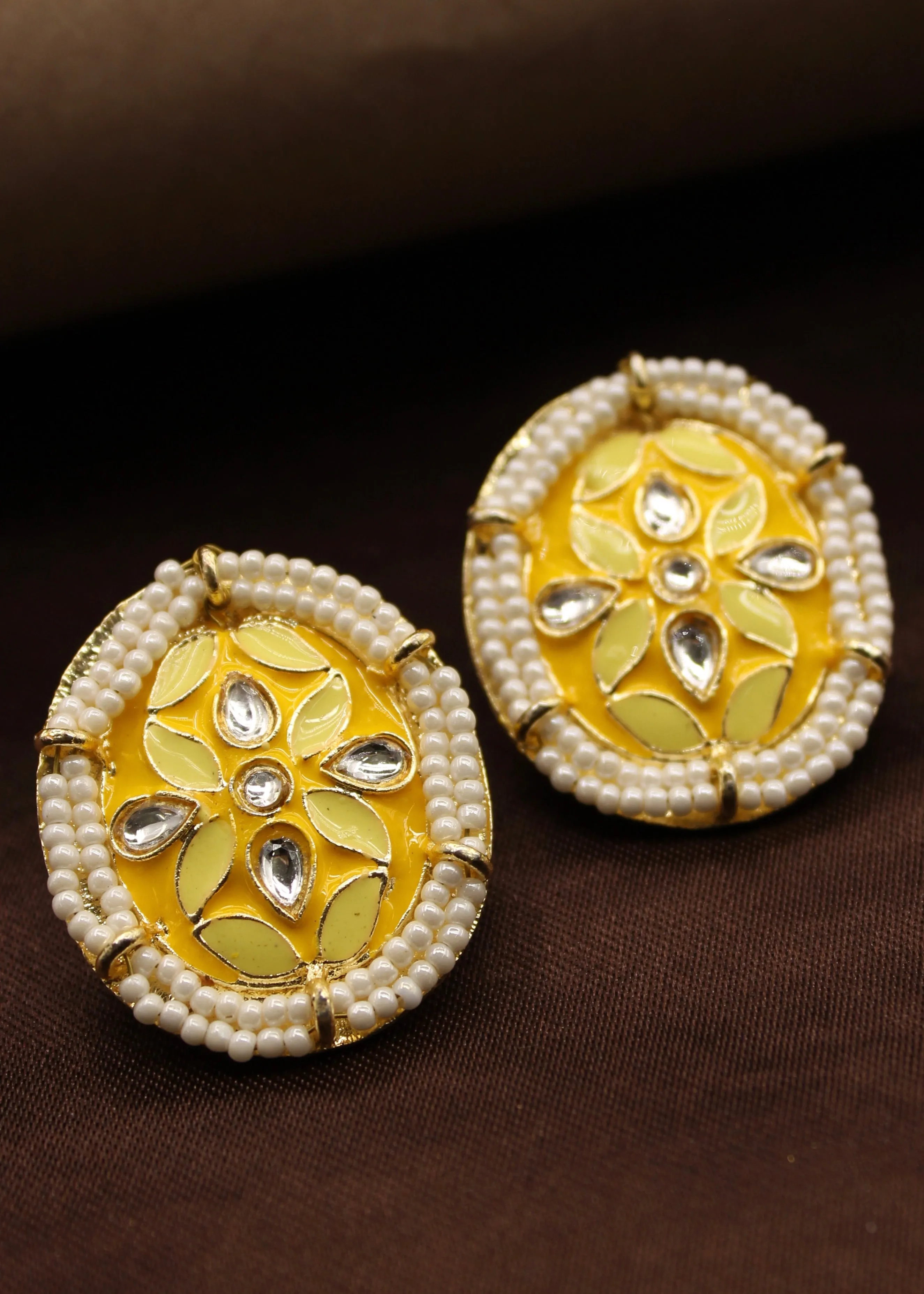 APPEALING OVAL SHAPE EARRINGS