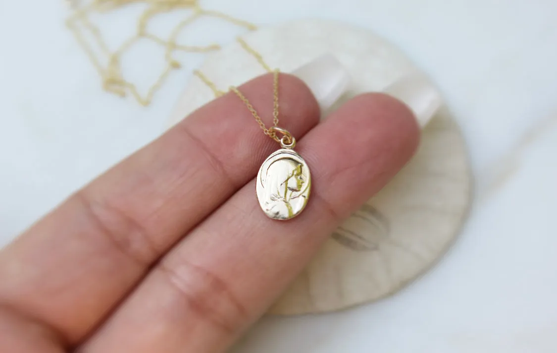 Mary Oval 14k Gold